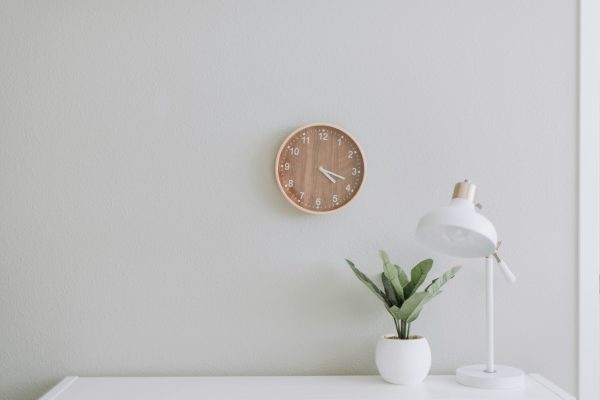 5 Minimalistycznych Zamian w Dekoracji Wnętrz, Które Zmniejszają Wizualny Bałagan